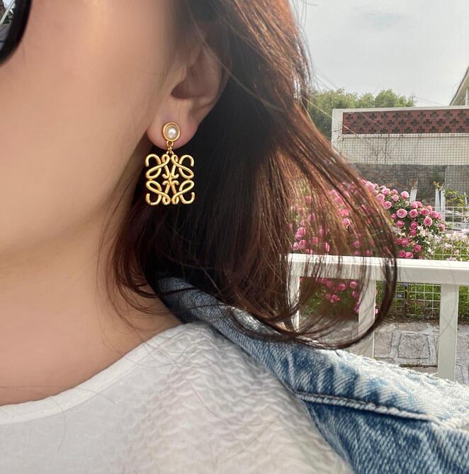 Vintage Hollow Luxury Design Brand Letters Stud 18K Gold Plated Designer Earrings Alphabet Circle Geometric Famous Wamen Wedding Jewelry Accessory
Vintage Hollow Luxury Design Brand Letters Stud 18K Gold Plated Designer Earrings Alphabet Circle Geometric Famous Wamen Wedding Jewelry Accessory