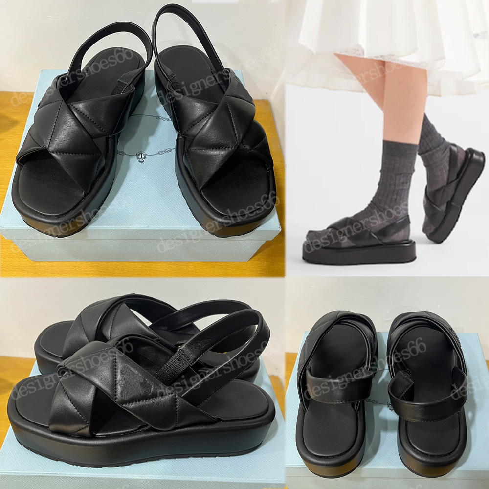 Sandali platform in nappa trapuntata 1XZ74 Nero Logo lettering metallo Rubber sole Womens designer sandal soft leather sandals Battistrada con disegno a triangoli, Black
Sandali platform in nappa trapuntata 1XZ74 Nero Logo lettering metallo Rubber sole Womens designer sandal soft leather sandals Battistrada con disegno a triangoli, Black