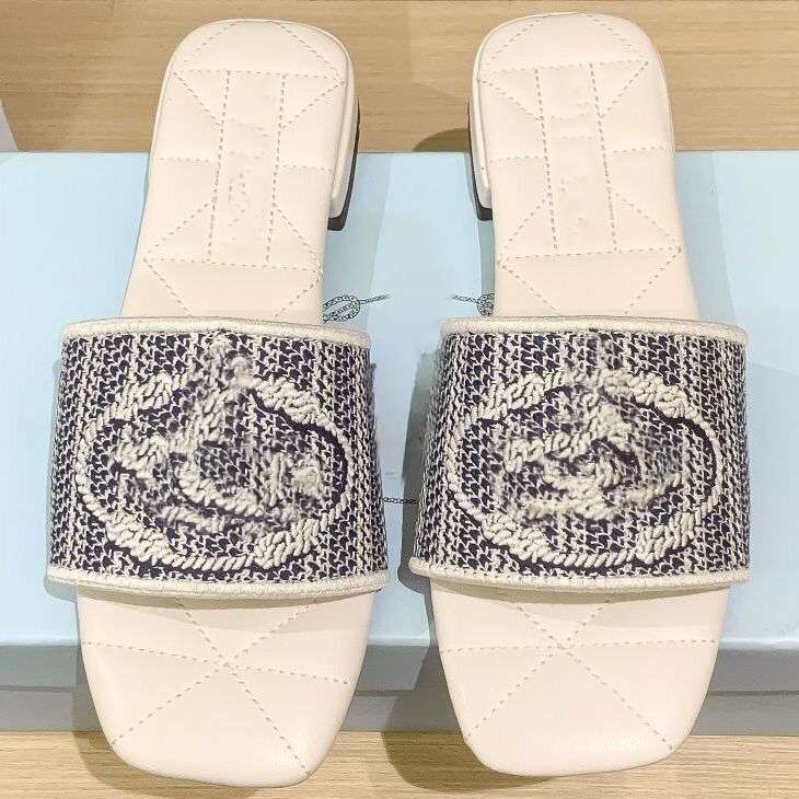 621s Sandals Pump sandals Designer Sandals Women Sandals Slipper Drag Designer Casual Slippers Flip-flops Luxury Slippers San, As shown in the picture
621s Sandals Pump sandals Designer Sandals Women Sandals Slipper Drag Designer Casual Slippers Flip-flops Luxury Slippers San, As shown in the picture