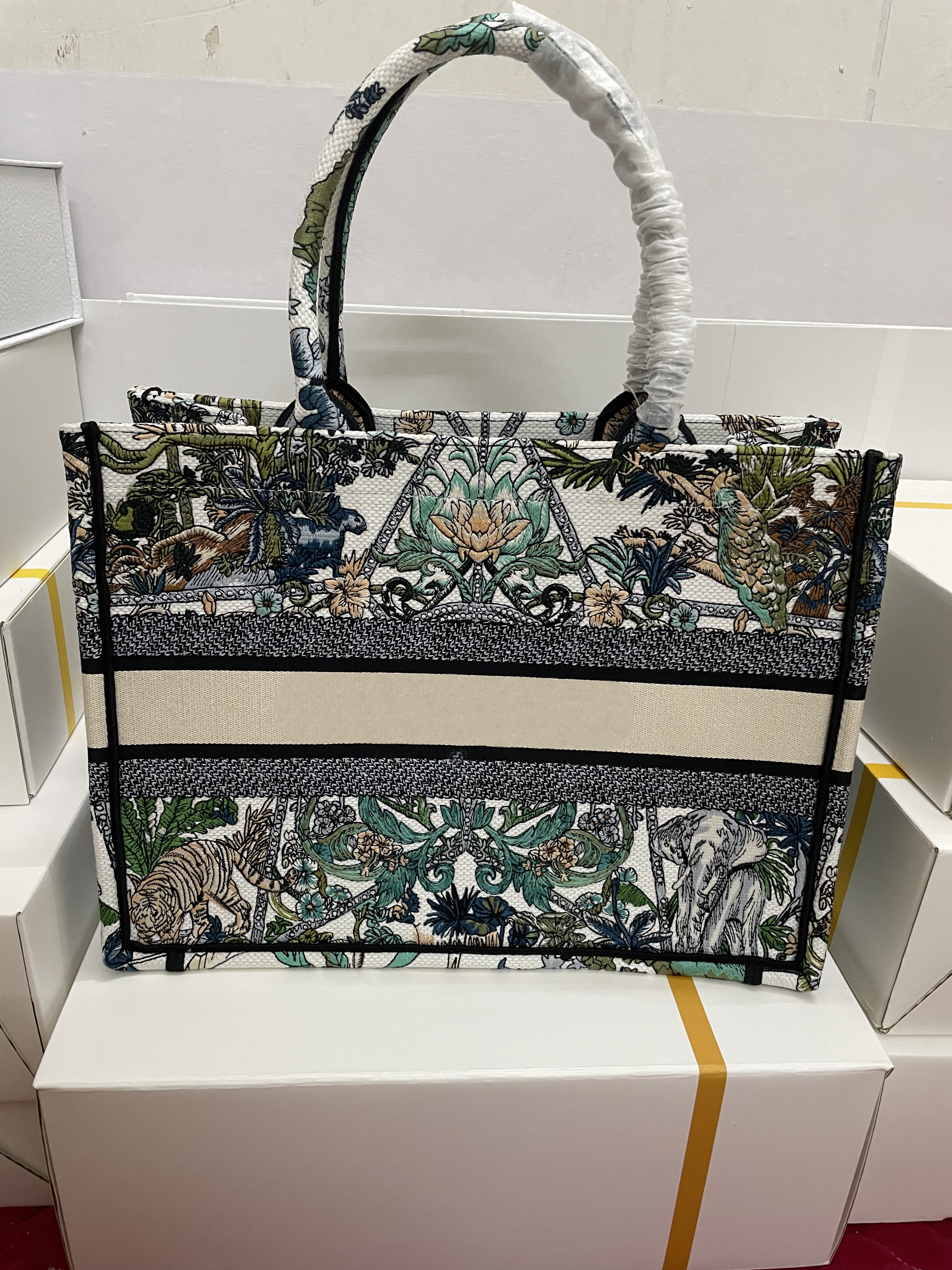 2023 new women's shopping bags high-end custom quality handbag in addition to the hand carry can also shoulder capacity is very good looking very recommended, Multi
2023 new women's shopping bags high-end custom quality handbag in addition to the hand carry can also shoulder capacity is very good looking very recommended, Multi