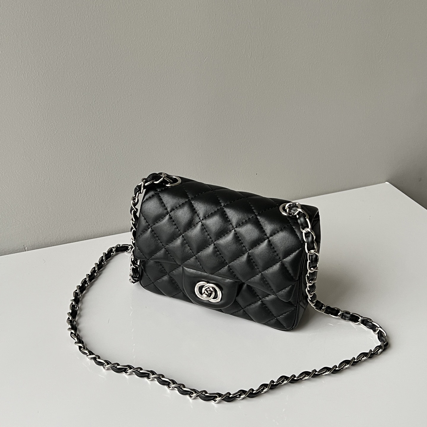 Luxury designer women shoulder bag cf with black gold buckle and diamond lattice chain fashionable retro crossbody bags sheepskin
Luxury designer women shoulder bag cf with black gold buckle and diamond lattice chain fashionable retro crossbody bags sheepskin