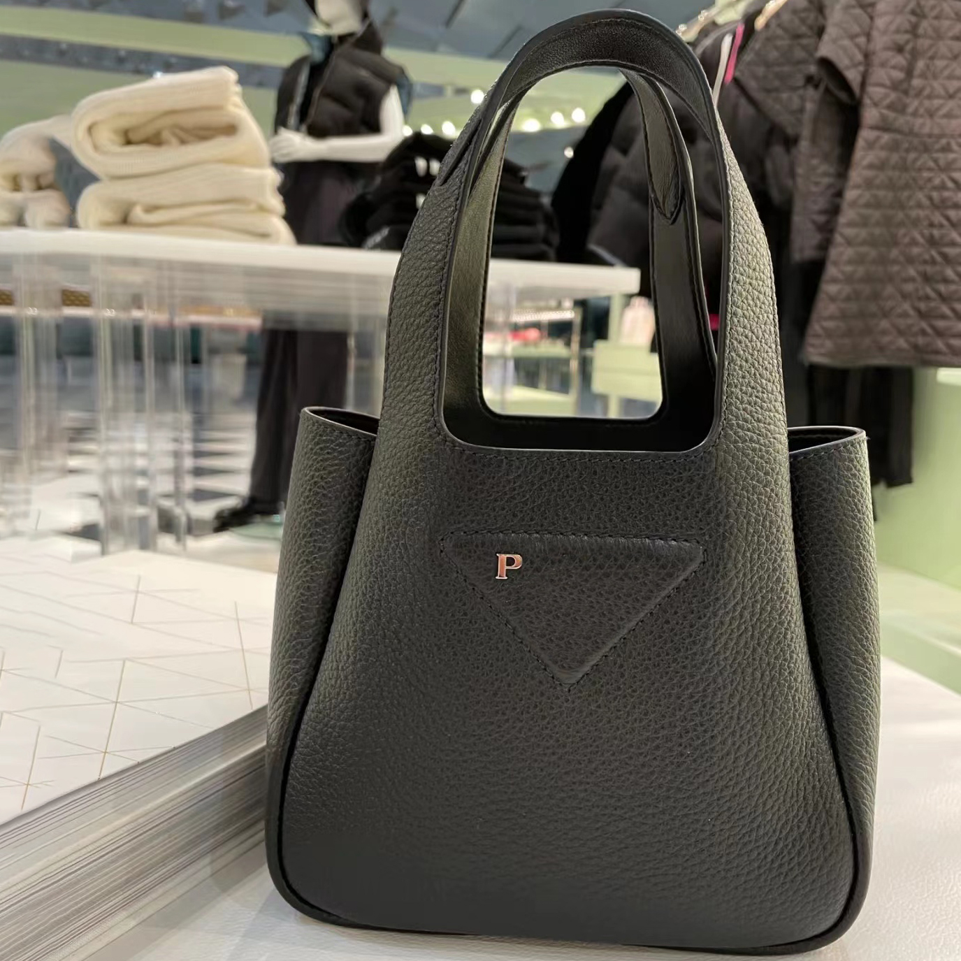 Fashion Designer weekend bags Triangle lady clutch Shoulder Hobo Genuine Leather Womens luggage bags handbag purses mens Basket bag cross body large capacity totes, Black
Fashion Designer weekend bags Triangle lady clutch Shoulder Hobo Genuine Leather Womens luggage bags handbag purses mens Basket bag cross body large capacity totes, Black