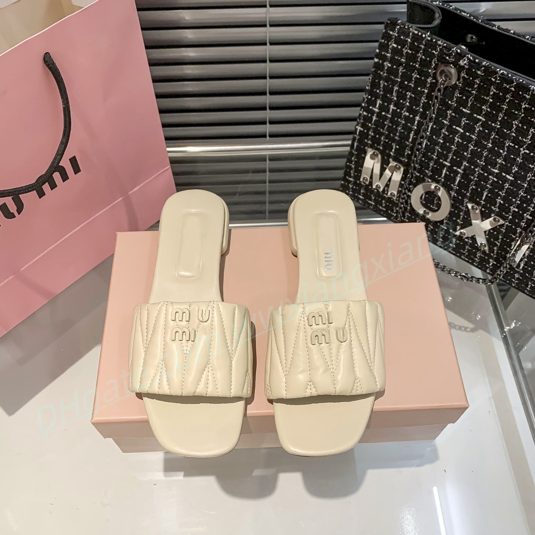 high quality Designer slides Women Luxury Slippers Nappa Leather slides sandals flip flops metal lettering Summer Flats mules shoes Comfort Sandals Chaussures, Black
high quality Designer slides Women Luxury Slippers Nappa Leather slides sandals flip flops metal lettering Summer Flats mules shoes Comfort Sandals Chaussures, Black
