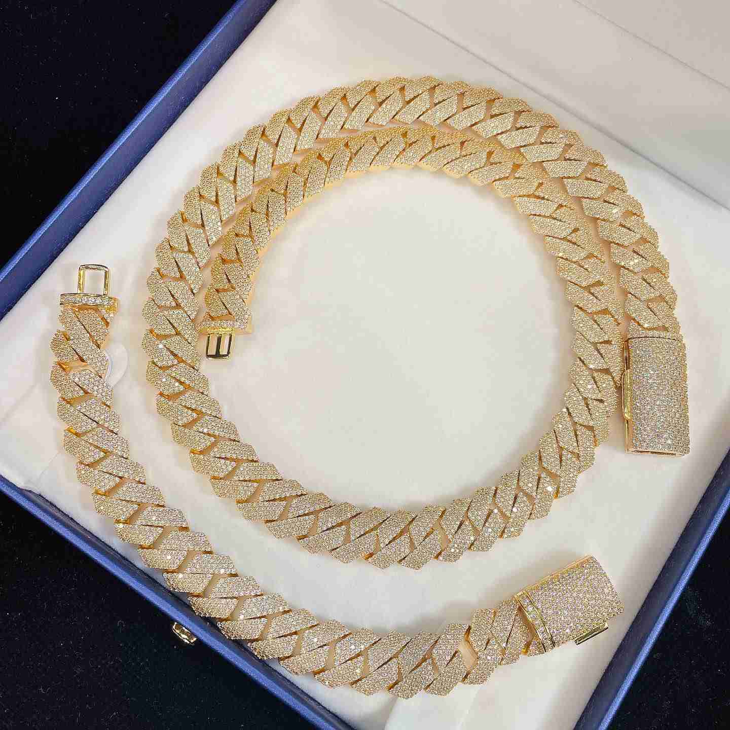 Custom Hip Hop 18mm Honeycomb Setting Vvs Moissanite Diamond Iced Out Cuban Link Chain
Custom Hip Hop 18mm Honeycomb Setting Vvs Moissanite Diamond Iced Out Cuban Link Chain
