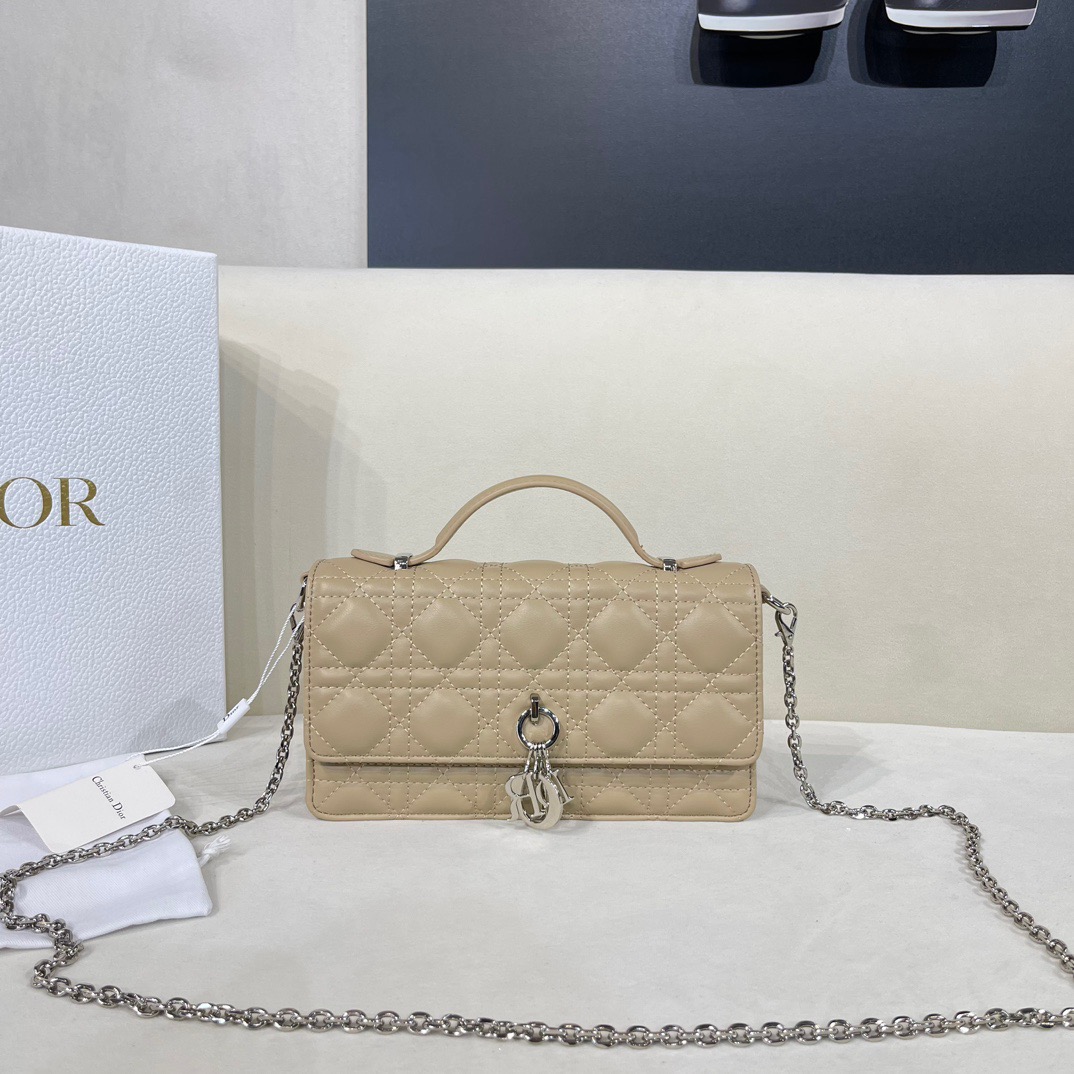 Designer Bag Lady Fashion Bag Luxury Handbag Genuine Leather Bag Clutch Bag Cross Body Bag Classic Purse for Women, White
Designer Bag Lady Fashion Bag Luxury Handbag Genuine Leather Bag Clutch Bag Cross Body Bag Classic Purse for Women, White