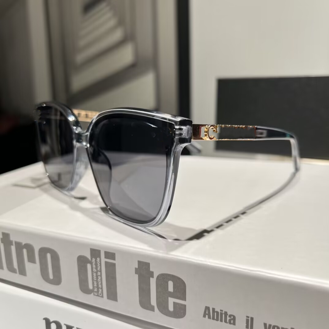 Designer Sunglasses For Women Men Fashion Style black Frame Summer Polarized Sun Glasses Classic Retro Eyewear With original Box set
Designer Sunglasses For Women Men Fashion Style black Frame Summer Polarized Sun Glasses Classic Retro Eyewear With original Box set