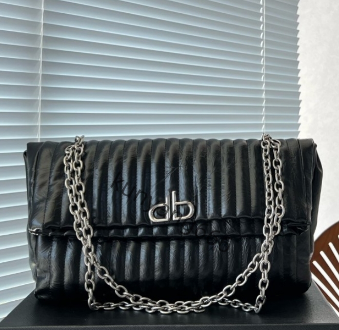 Designer Handbags Newest Clutch Bag Metal Hemming Genuine Leather New Fashion women handbag Ladies Single Shoulder Messenger Handbag, Black 1
Designer Handbags Newest Clutch Bag Metal Hemming Genuine Leather New Fashion women handbag Ladies Single Shoulder Messenger Handbag, Black 1