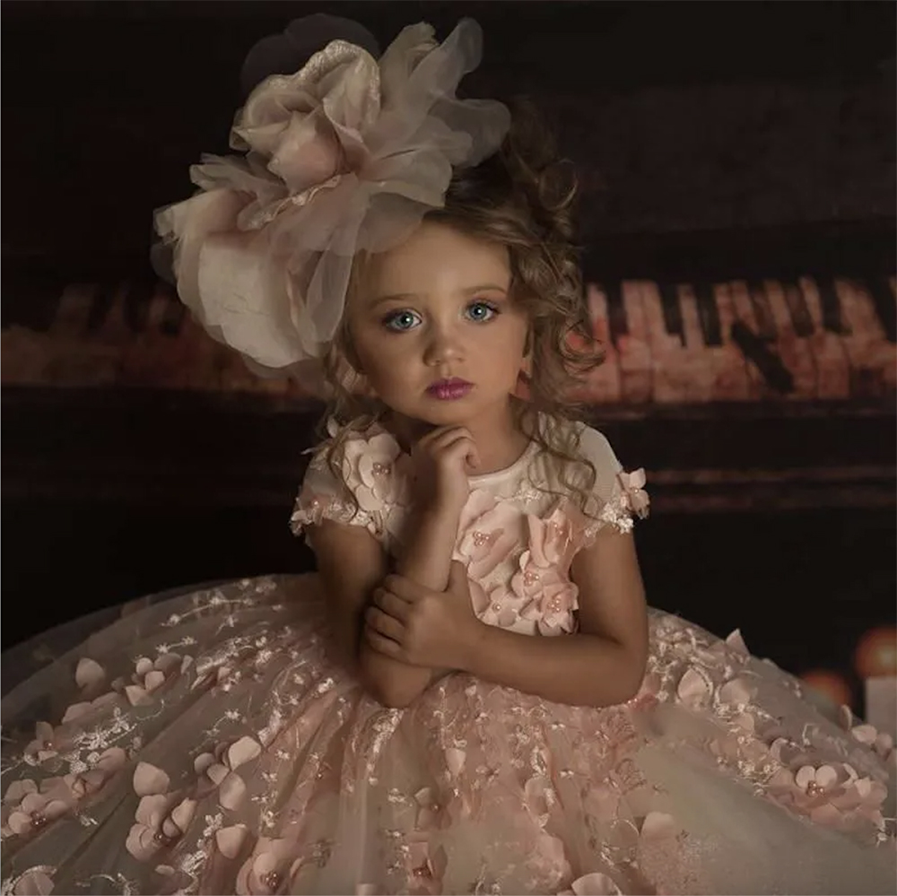 2023 Cute Pageant Dresses Jewel Neck 3D Floral Appliqued Beaded Flower Girl Short Sleeves Open Back Sweep Train Birthday Gowns 0431