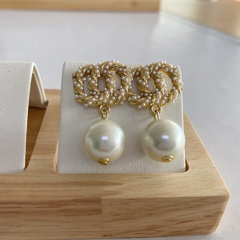 Golden small pearl earrings Channel Pearl Diamond Drop Gold Earrings Designer for Woman Fashion Brand Silver Wedding Earings with Logo Never Fade
Golden small pearl earrings Channel Pearl Diamond Drop Gold Earrings Designer for Woman Fashion Brand Silver Wedding Earings with Logo Never Fade