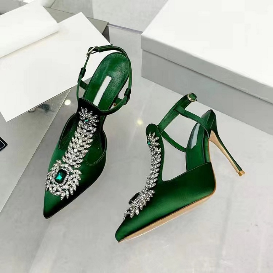 Famous Brands Prietasli Sandals Shoes Women Crystal Buckle Mules Embellished Slingback Shiny Satin High Spool Heel Lady Party Wedding eu35-43
Famous Brands Prietasli Sandals Shoes Women Crystal Buckle Mules Embellished Slingback Shiny Satin High Spool Heel Lady Party Wedding eu35-43