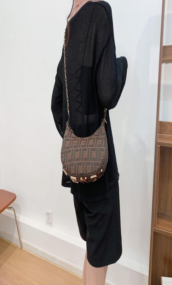 Brand 2022 Summer new trendy allmatch messenger bag chain leather fashion grils samll shoulder bag wrist bags brown 21024079126
Brand 2022 Summer new trendy allmatch messenger bag chain leather fashion grils samll shoulder bag wrist bags brown 21024079126