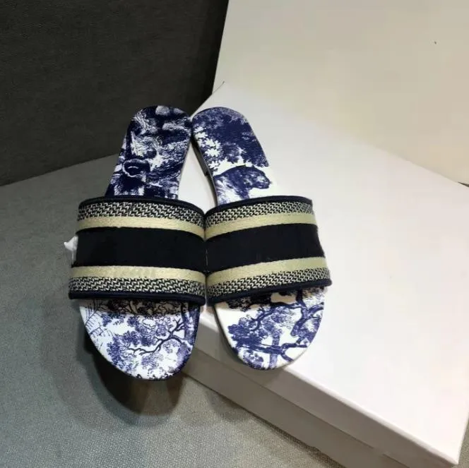 2023 designer slipper for Women sandal CD Green Yellow Black White red casual Outdoor beach Flat bottom sandals Luxury embroidery slides euro size 35-42
2023 designer slipper for Women sandal CD Green Yellow Black White red casual Outdoor beach Flat bottom sandals Luxury embroidery slides euro size 35-42