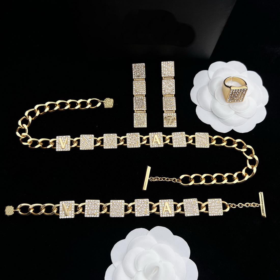 Designer Brand Gold Cuban Thick Chain Block with Diamond Initial V Necklace Bracelet Earrings Banshee Head Portrait Jewelry Women's birthday party Gifts XMS31 --01, Without box
Designer Brand Gold Cuban Thick Chain Block with Diamond Initial V Necklace Bracelet Earrings Banshee Head Portrait Jewelry Women's birthday party Gifts XMS31 --01, Without box