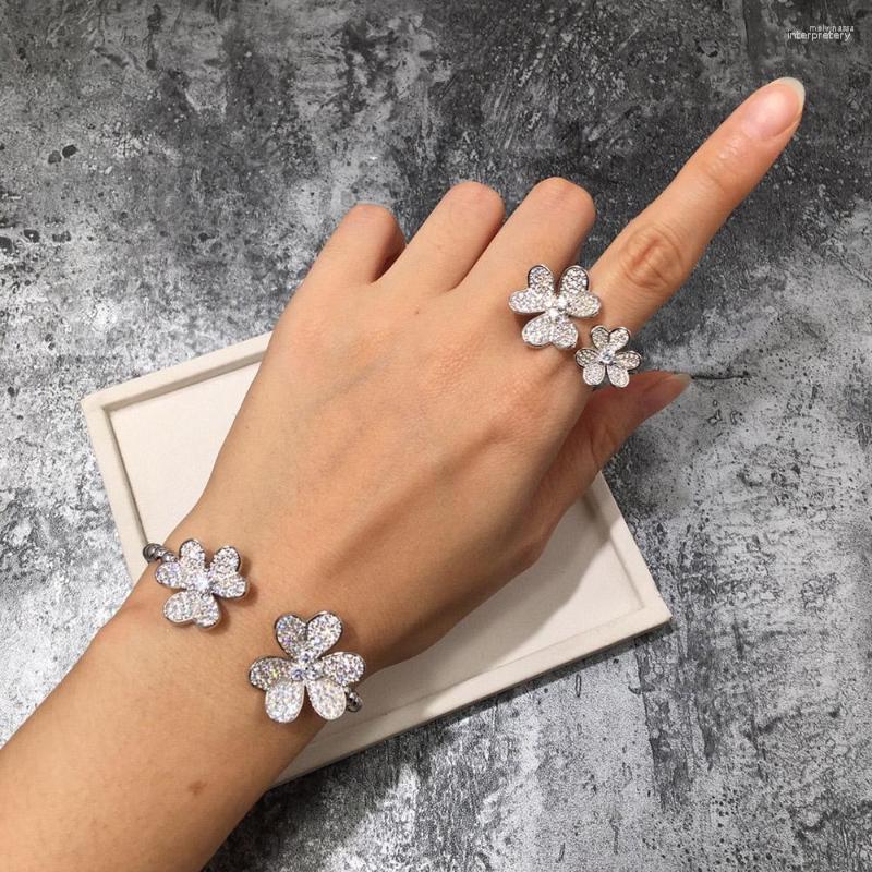 Bangle Rose Gold Silver Color Luxury Classical Leaf Zircon Clover Bracelets For Women High Fashion Jewelry
Bangle Rose Gold Silver Color Luxury Classical Leaf Zircon Clover Bracelets For Women High Fashion Jewelry