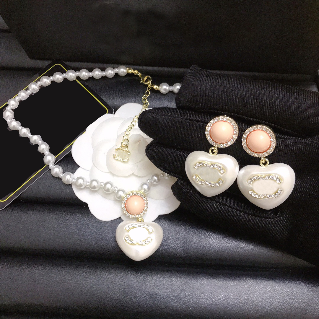 Fashion Jewelry Sets Brand Designer Letter Earrings Pendant Necklaces 18K Gold Plated Sweater Necklace Pearl Chain Geometry Heart Wedding Jewelry Accessories, As pic
Fashion Jewelry Sets Brand Designer Letter Earrings Pendant Necklaces 18K Gold Plated Sweater Necklace Pearl Chain Geometry Heart Wedding Jewelry Accessories, As pic