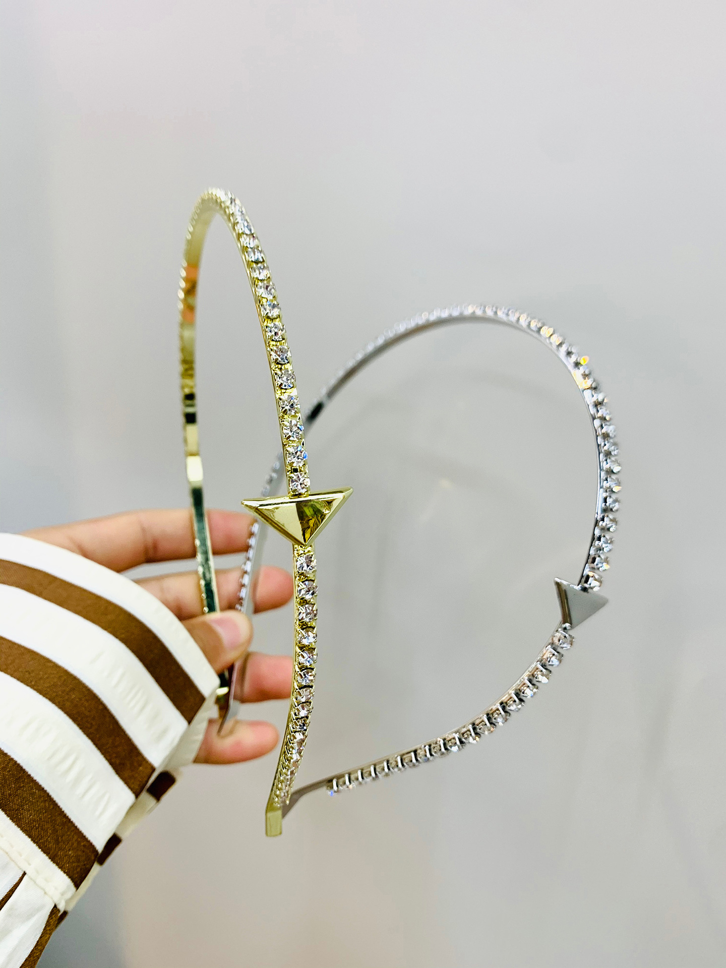 High-End Inverted Triangle Label Alloy Letter Headband French High-Grade Zircon Hair Accessories Fashion Simple Japanese and Korean European and American Style
High-End Inverted Triangle Label Alloy Letter Headband French High-Grade Zircon Hair Accessories Fashion Simple Japanese and Korean European and American Style
