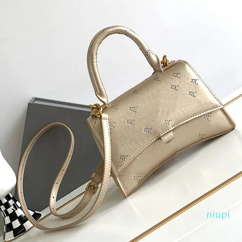 Water Diamond Hourglass Bag Women Totes Crossbody Bags Mens Luxury Genuine Leather Designer Handbag Imprint Letters Clutch Flap Chain Strap Satchel Shoulder Bags
Water Diamond Hourglass Bag Women Totes Crossbody Bags Mens Luxury Genuine Leather Designer Handbag Imprint Letters Clutch Flap Chain Strap Satchel Shoulder Bags