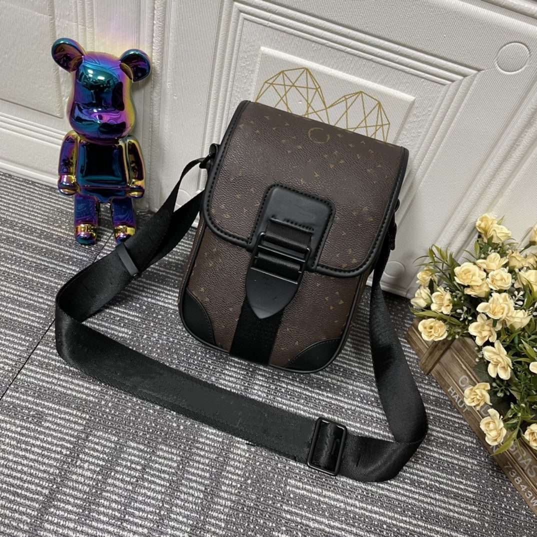 L Designer Men Messenger Bag Small Canvas Leather Shoulder Bags Adjustable Jacquard Strap Crossbody Magnetic Buckle Flap Handbag Zipper Back Pocket Purse M46442, Black embossing flower
L Designer Men Messenger Bag Small Canvas Leather Shoulder Bags Adjustable Jacquard Strap Crossbody Magnetic Buckle Flap Handbag Zipper Back Pocket Purse M46442, Black embossing flower