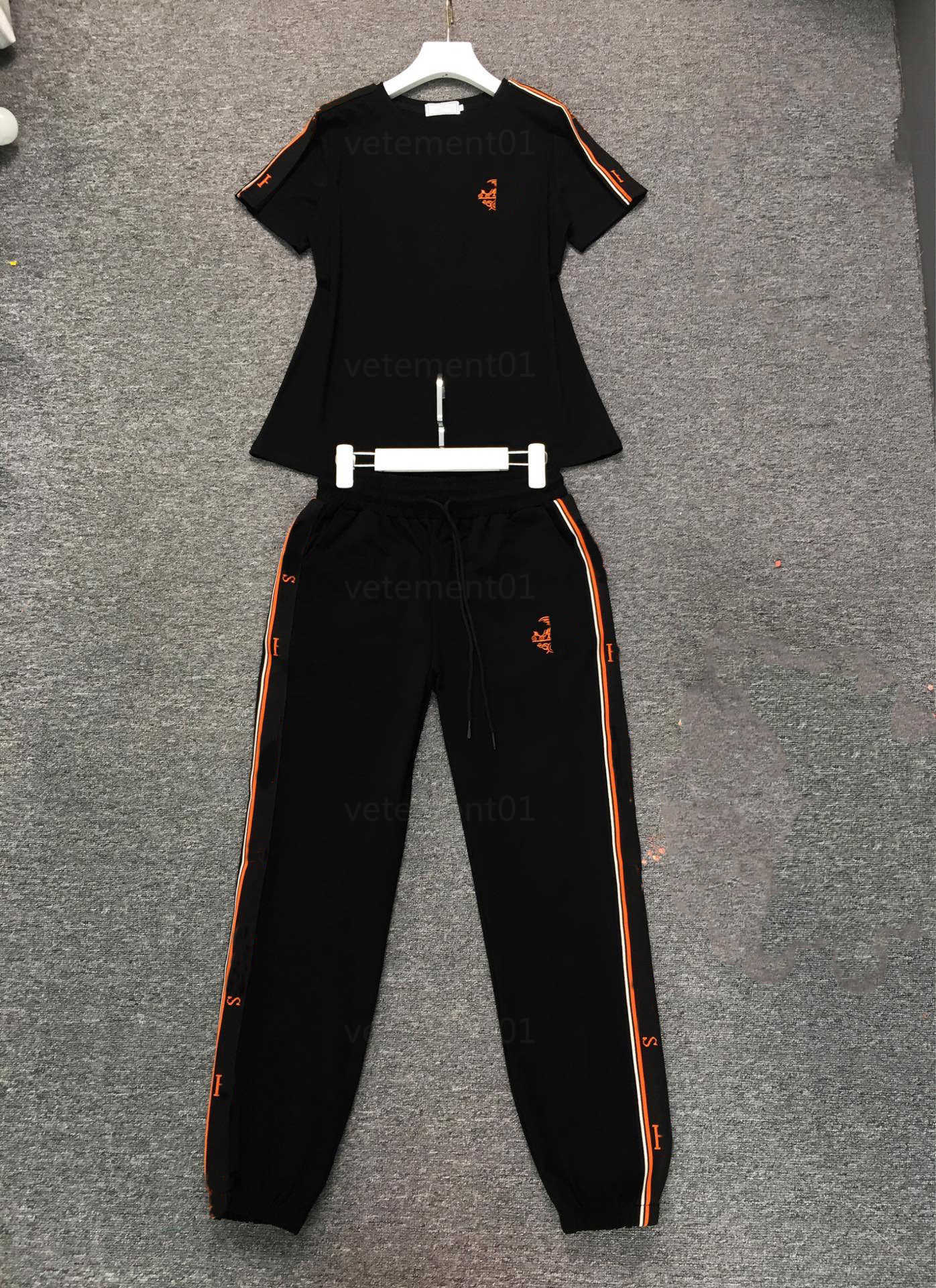 Women Shirts Suit Two Piece Set Classic Pattern Decorated Round Neck Short-sleeved T Shirt Elastic Waist Casual Long Pants Designer Womens Tracksuit 0607
Women Shirts Suit Two Piece Set Classic Pattern Decorated Round Neck Short-sleeved T Shirt Elastic Waist Casual Long Pants Designer Womens Tracksuit 0607