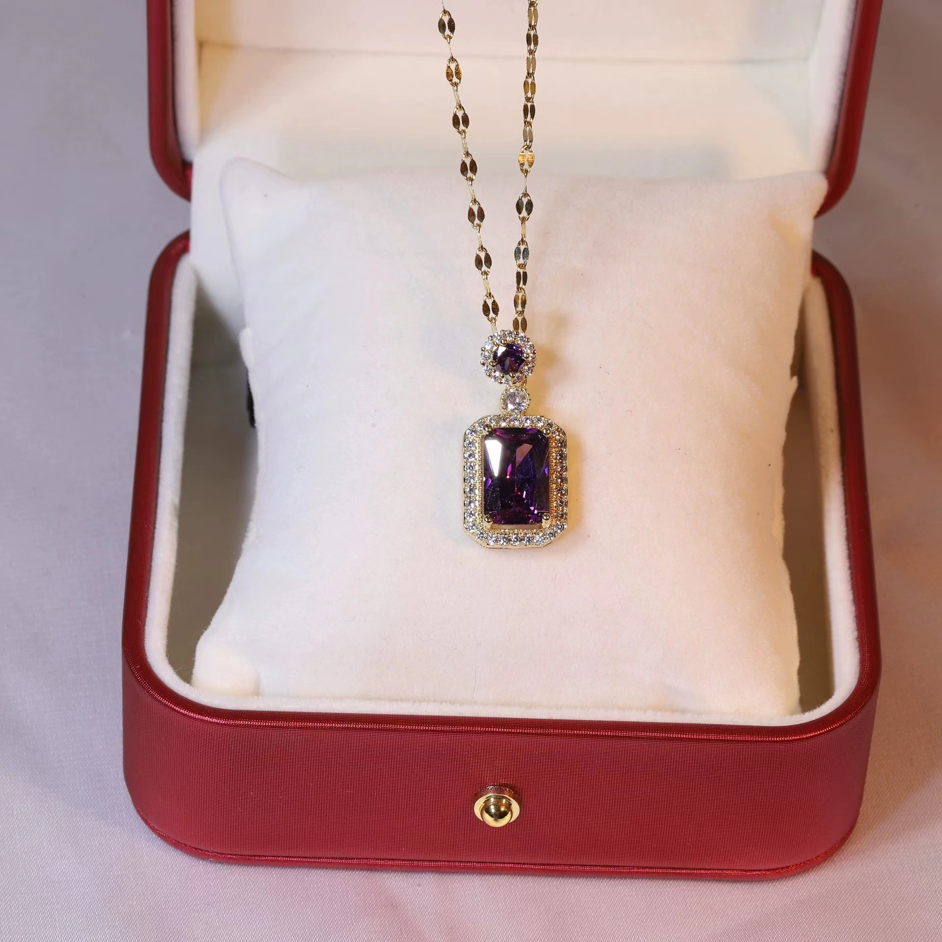 Necklace Women's Net Red Emerald Zircon Necklace Pendant Advanced Colorfast Titanium Steel Bone Chain
Necklace Women's Net Red Emerald Zircon Necklace Pendant Advanced Colorfast Titanium Steel Bone Chain