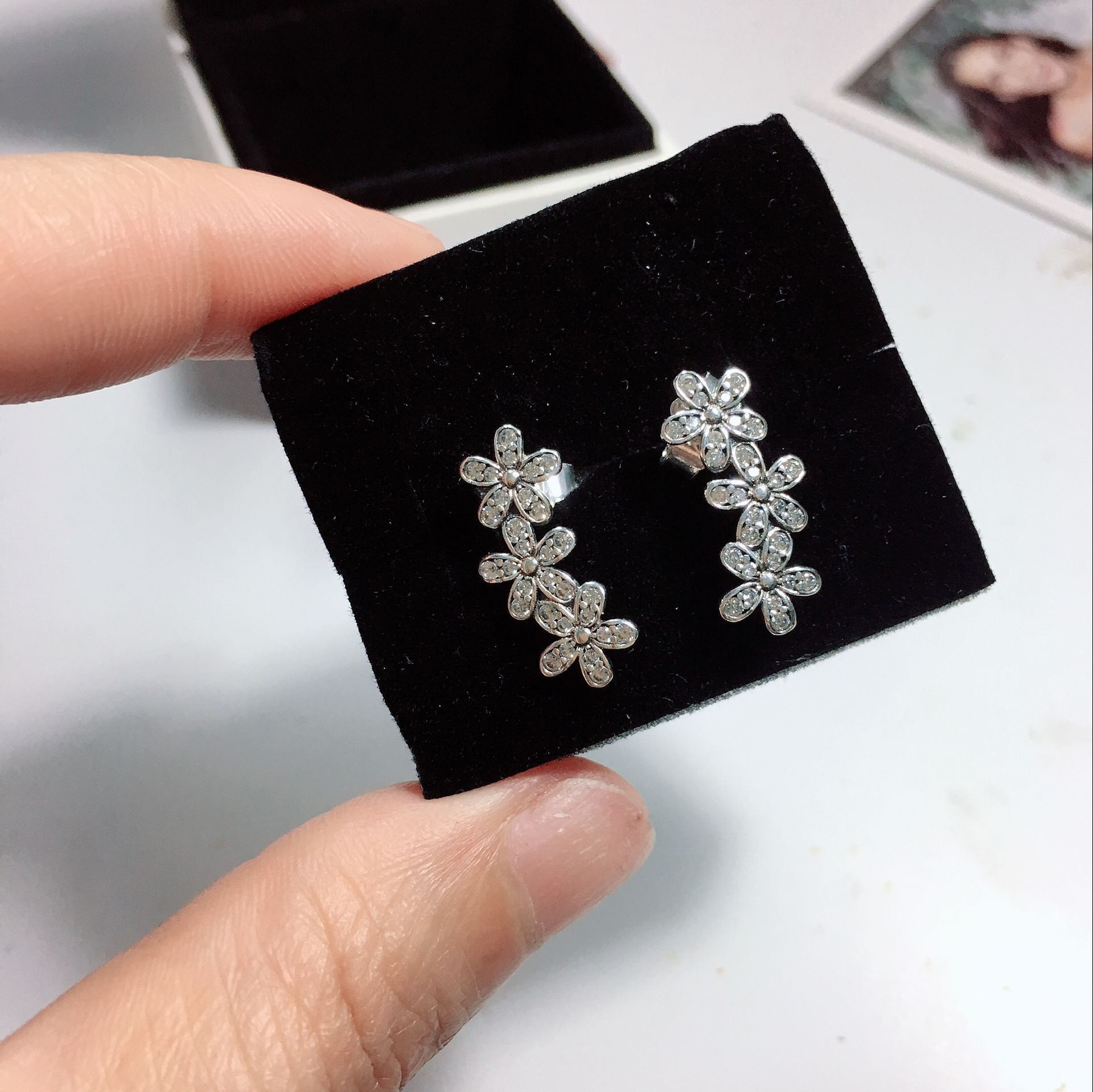 Fashionable Flower Stud Earrings in Polished 925 Sterling Silver with Imitation Diamond Detailing for Her