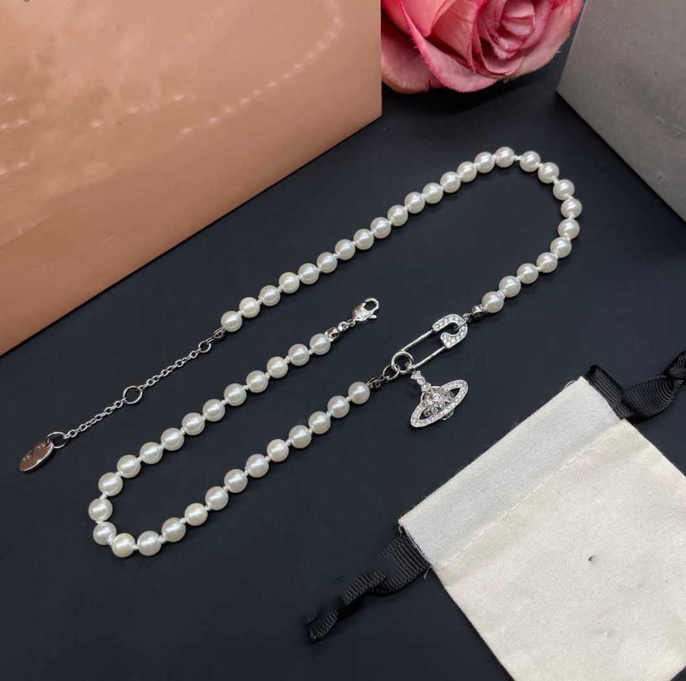Pendant Necklaces Designer Letter Vivian Chokers Luxury Women Fashion Jewelry Metal Pearl Necklace Cjeweler Westwood Tidal flow design 83ess
Pendant Necklaces Designer Letter Vivian Chokers Luxury Women Fashion Jewelry Metal Pearl Necklace Cjeweler Westwood Tidal flow design 83ess