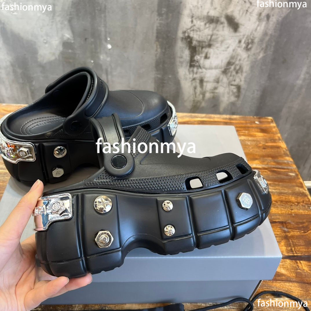 Women Hardcrocs Sandals Designer Sandal Rubber Slippers Platform Slides Perforated Metal Decoration Arch Slides Waterproof Slide
Women Hardcrocs Sandals Designer Sandal Rubber Slippers Platform Slides Perforated Metal Decoration Arch Slides Waterproof Slide