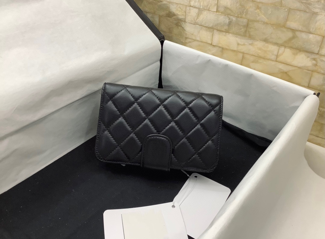 48667 Classic women's Purse High-end custom quality sheepskin purse very delicate latch top exquisite workmanship built-in card compartment is very practical, Black
48667 Classic women's Purse High-end custom quality sheepskin purse very delicate latch top exquisite workmanship built-in card compartment is very practical, Black