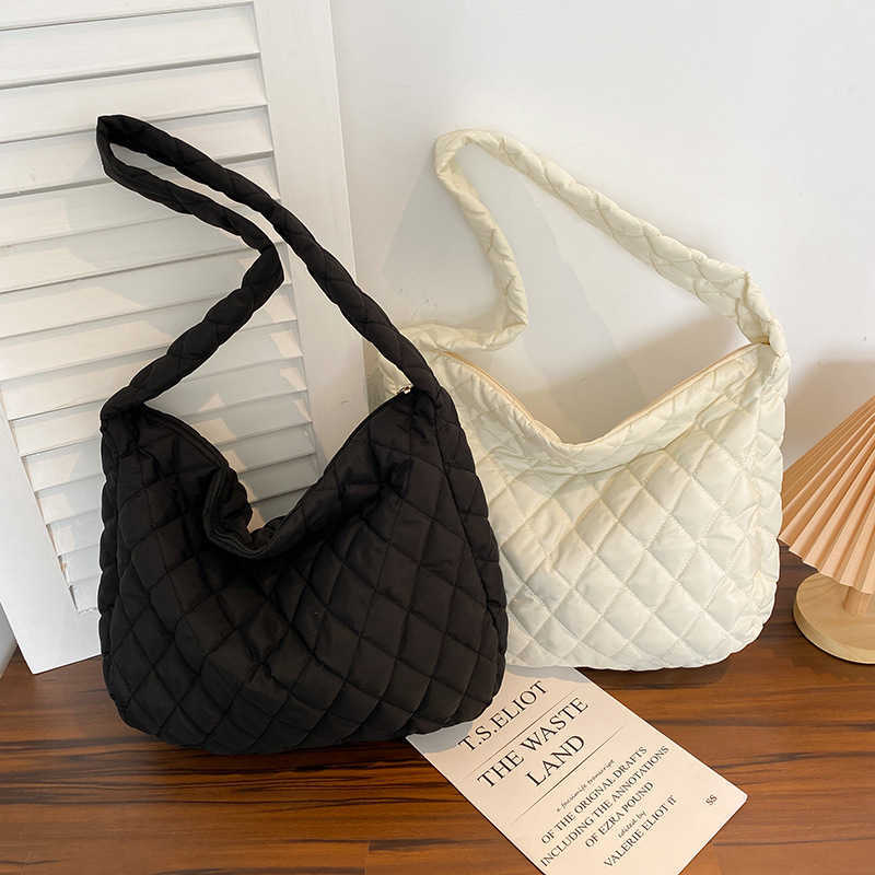 Down jacket bag women's bag 2023 new simple solid color Tote bag autumn and winter rhombus large capacity casual shoulder bag, White7
Down jacket bag women's bag 2023 new simple solid color Tote bag autumn and winter rhombus large capacity casual shoulder bag, White7