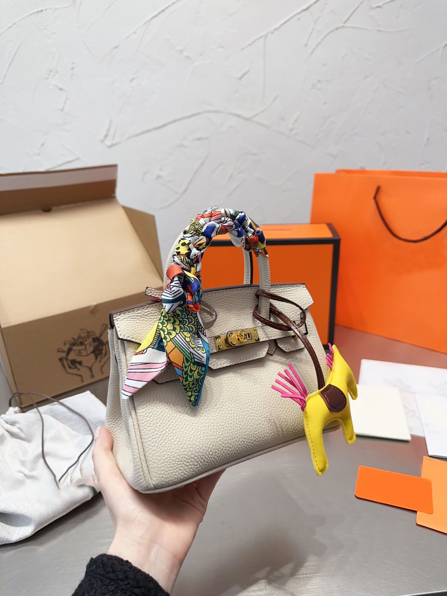 2023 New Leather Bag Designer Gift With Pendant Fashion & Handbag Handbags Shoulder Cowhide Palmprint Purses Handbag Consuela Lock And Pony, Pink
2023 New Leather Bag Designer Gift With Pendant Fashion & Handbag Handbags Shoulder Cowhide Palmprint Purses Handbag Consuela Lock And Pony, Pink