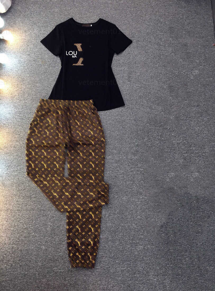 Fashion Two Piece Set Tracksuit Women Classic Pattern Decorated Round Neck Short-sleeved T Shirt Elastic Waist Casual Pants Designer Sets Womens
Fashion Two Piece Set Tracksuit Women Classic Pattern Decorated Round Neck Short-sleeved T Shirt Elastic Waist Casual Pants Designer Sets Womens