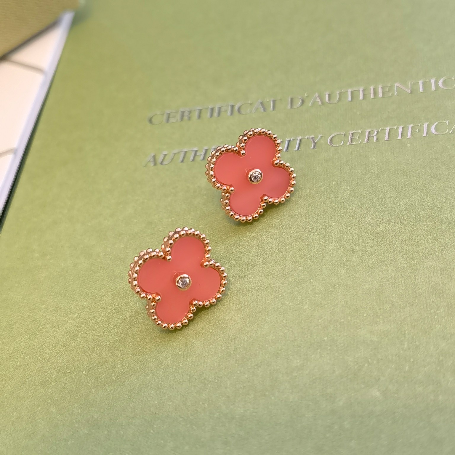 Designer Stud Earrings Love 18K Gold Plated Four-leaf Clover Earrings for Women Fashion Luxury Wedding Earring Jewelry
Designer Stud Earrings Love 18K Gold Plated Four-leaf Clover Earrings for Women Fashion Luxury Wedding Earring Jewelry