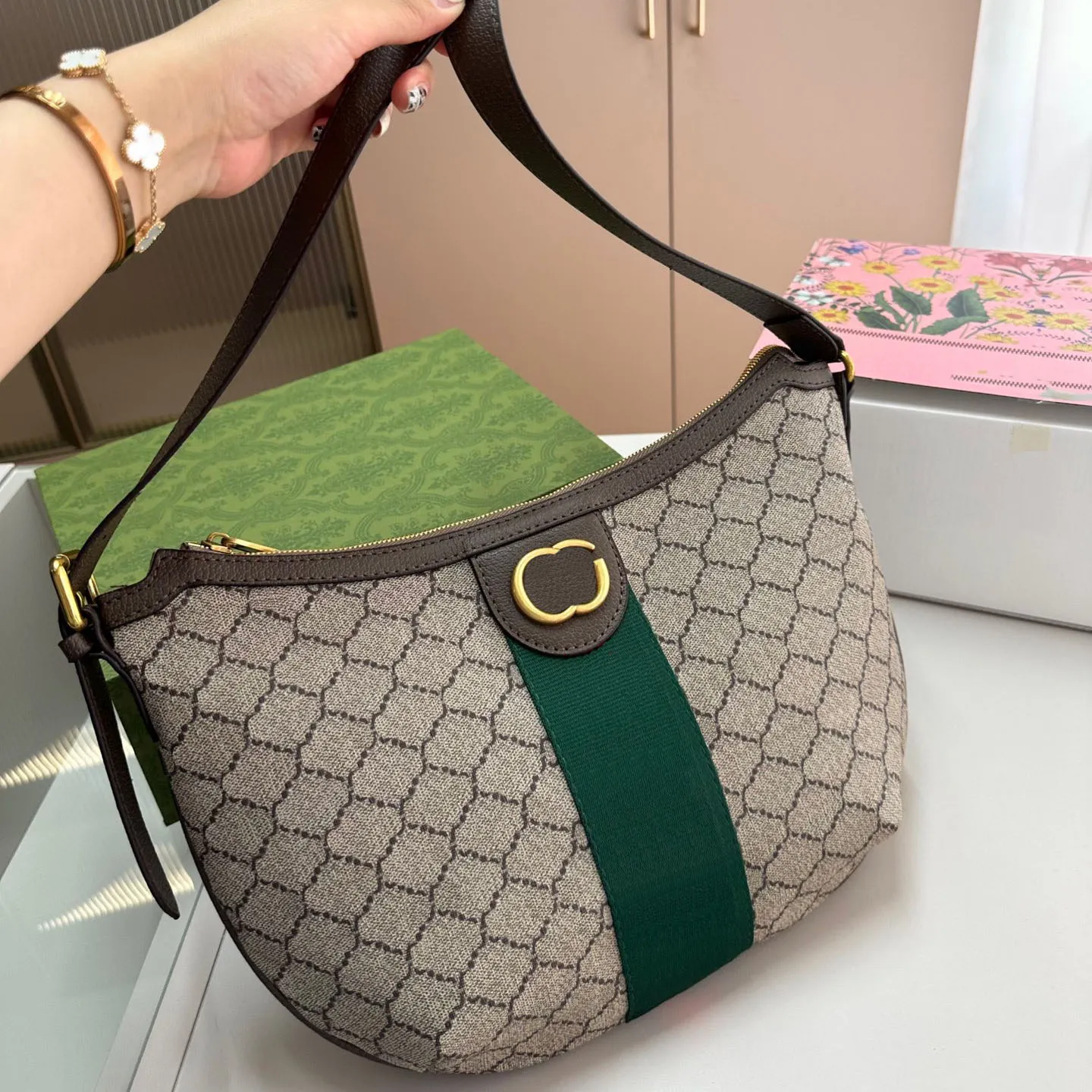 Ophidia Shoulder Bag Designer Mens Cross Body Bags Moon Hobo Handbags Women Designers Crossbody Bag G Purses Undershoulder Hobos Handbag 226211D, 23*5*21cm
Ophidia Shoulder Bag Designer Mens Cross Body Bags Moon Hobo Handbags Women Designers Crossbody Bag G Purses Undershoulder Hobos Handbag 226211D, 23*5*21cm