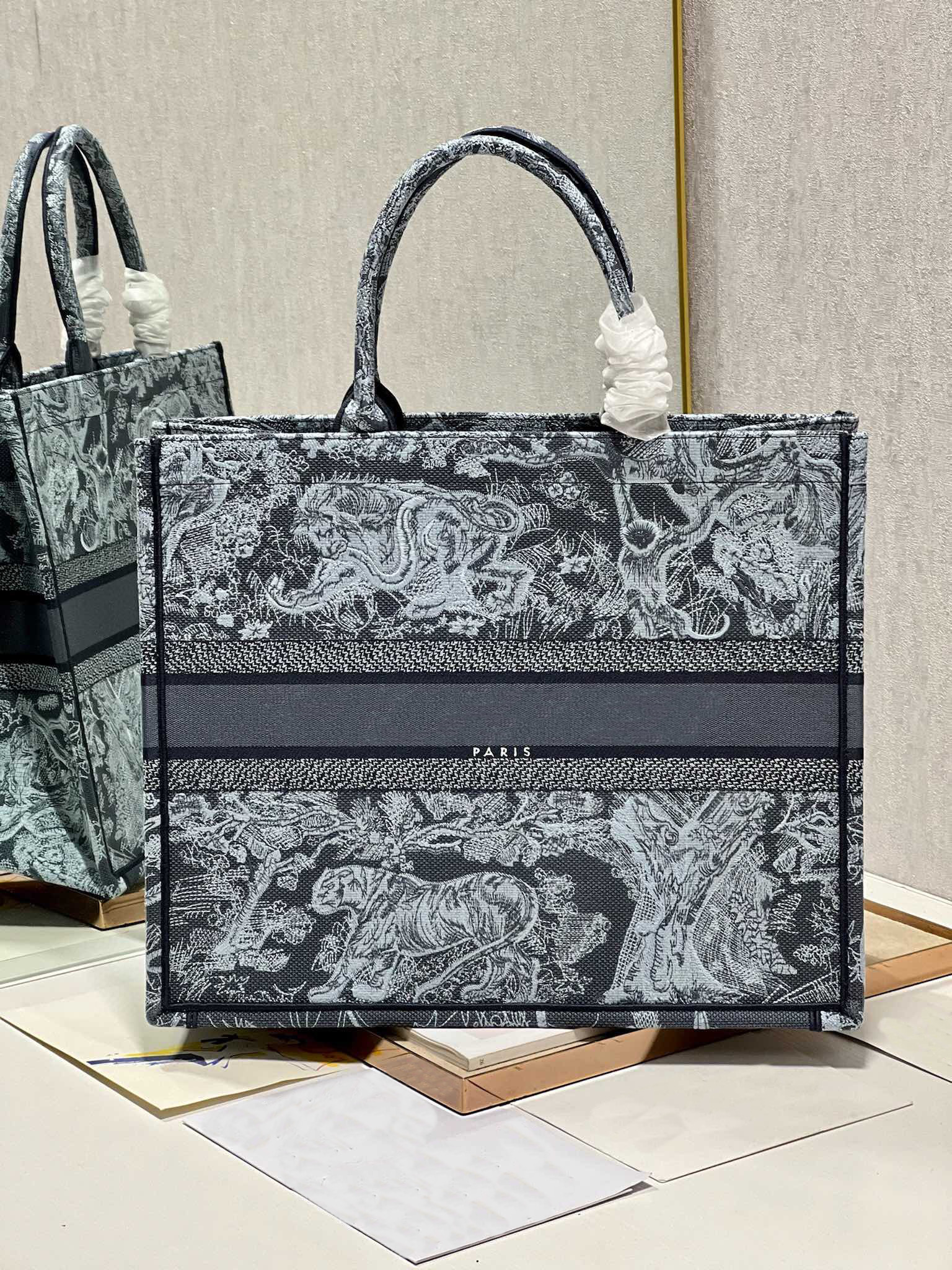 2023 new women's shopping bag high-end custom quality handbag animal print bag can be a variety of daily necessities more stylish style too beautiful
2023 new women's shopping bag high-end custom quality handbag animal print bag can be a variety of daily necessities more stylish style too beautiful