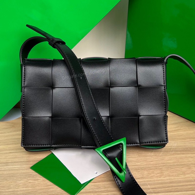 10A Top Quality BV's Cassette designer bag Intreccio cowhide Knited Medium 23cm Woman Shoulder Bag Lady Fashion Black and green button Crossbody Bag Free Shipping
10A Top Quality BV's Cassette designer bag Intreccio cowhide Knited Medium 23cm Woman Shoulder Bag Lady Fashion Black and green button Crossbody Bag Free Shipping