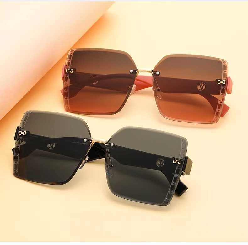 Frames Men's and Women's Fashion Network Style Xiangxiangjia Atmospheric Sunscreen Metal Hinge Teeth Fire Net Red Sunglasses
Frames Men's and Women's Fashion Network Style Xiangxiangjia Atmospheric Sunscreen Metal Hinge Teeth Fire Net Red Sunglasses