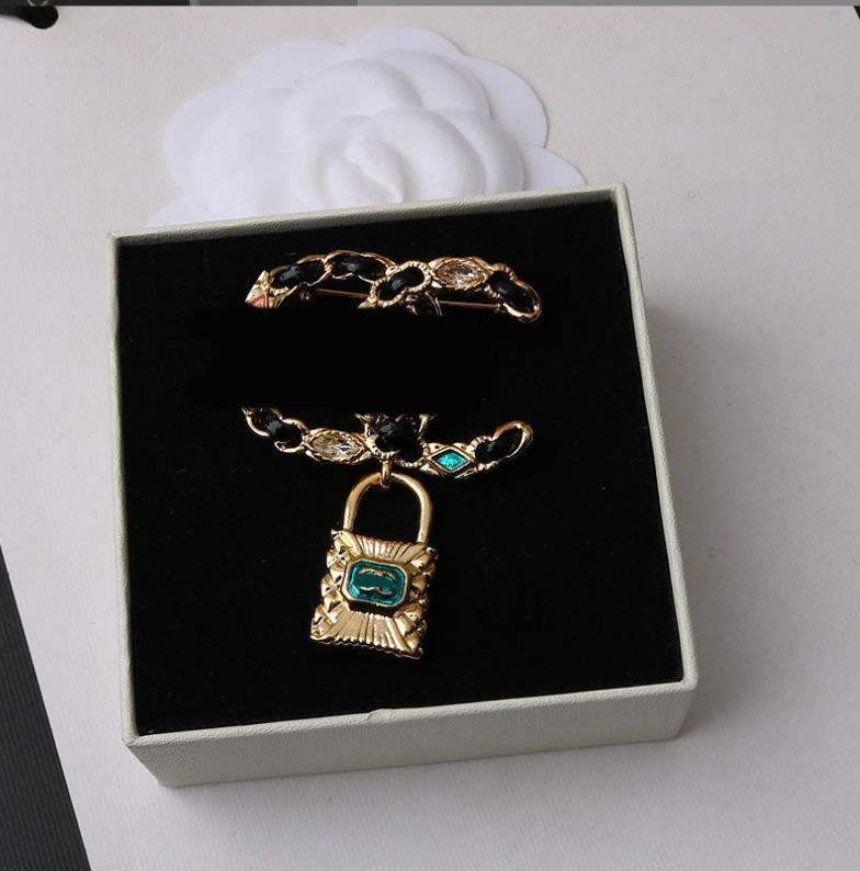 Luxury Designer Double Letter Brooches Unisex Rhinestone Diamond Crystal Pearl Brooch Suit Laple Pin Fashion Jewelry Accessories 20style
Luxury Designer Double Letter Brooches Unisex Rhinestone Diamond Crystal Pearl Brooch Suit Laple Pin Fashion Jewelry Accessories 20style