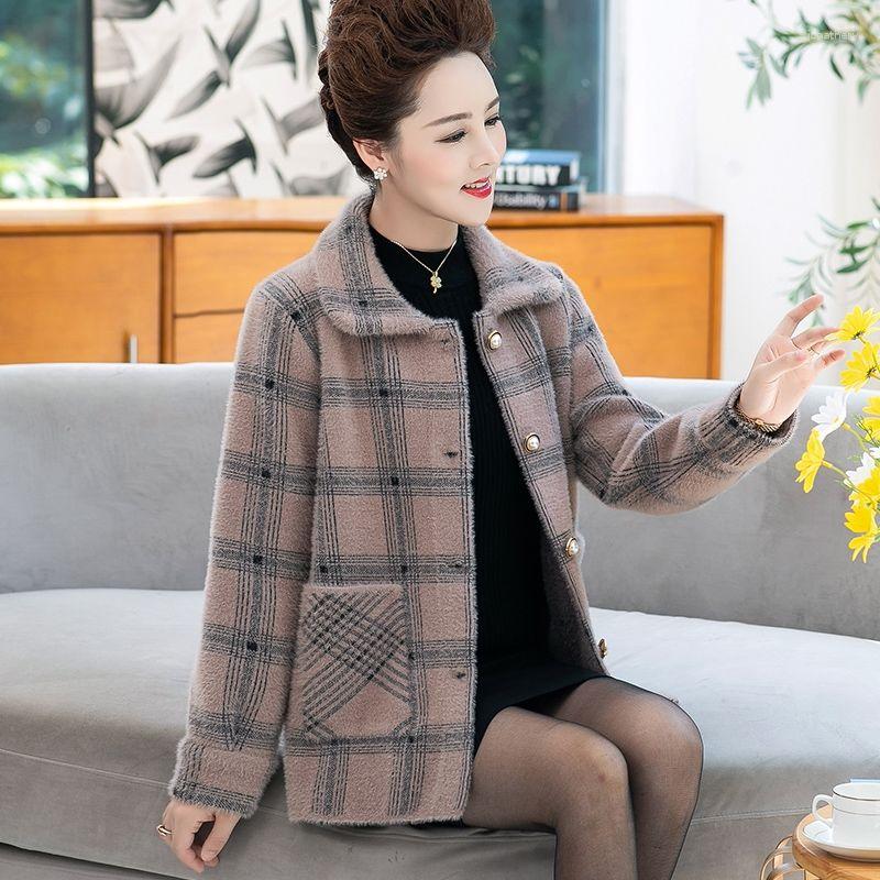 Women's Knits Grandma's Autumn And Winter Clothes Velvet Jacket Thick Warm Plaid Coat Elderly Women Short Outerwear Mother Tops Clothing, Tuose
Women's Knits Grandma's Autumn And Winter Clothes Velvet Jacket Thick Warm Plaid Coat Elderly Women Short Outerwear Mother Tops Clothing, Tuose