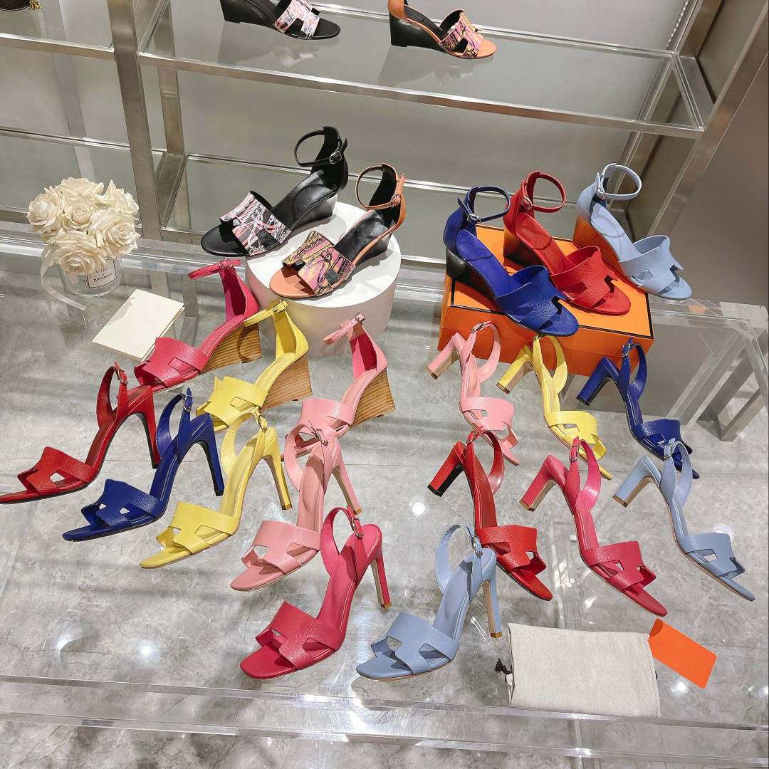 9.5CM Designer High Heels Luxury Leather Women H Sandals Metallic Stiletto heel Flat Middle High Heel Women Sexy Sandal Thick Heel Wedding Dress Shoes Size 35-40 
9.5CM Designer High Heels Luxury Leather Women H Sandals Metallic Stiletto heel Flat Middle High Heel Women Sexy Sandal Thick Heel Wedding Dress Shoes Size 35-40