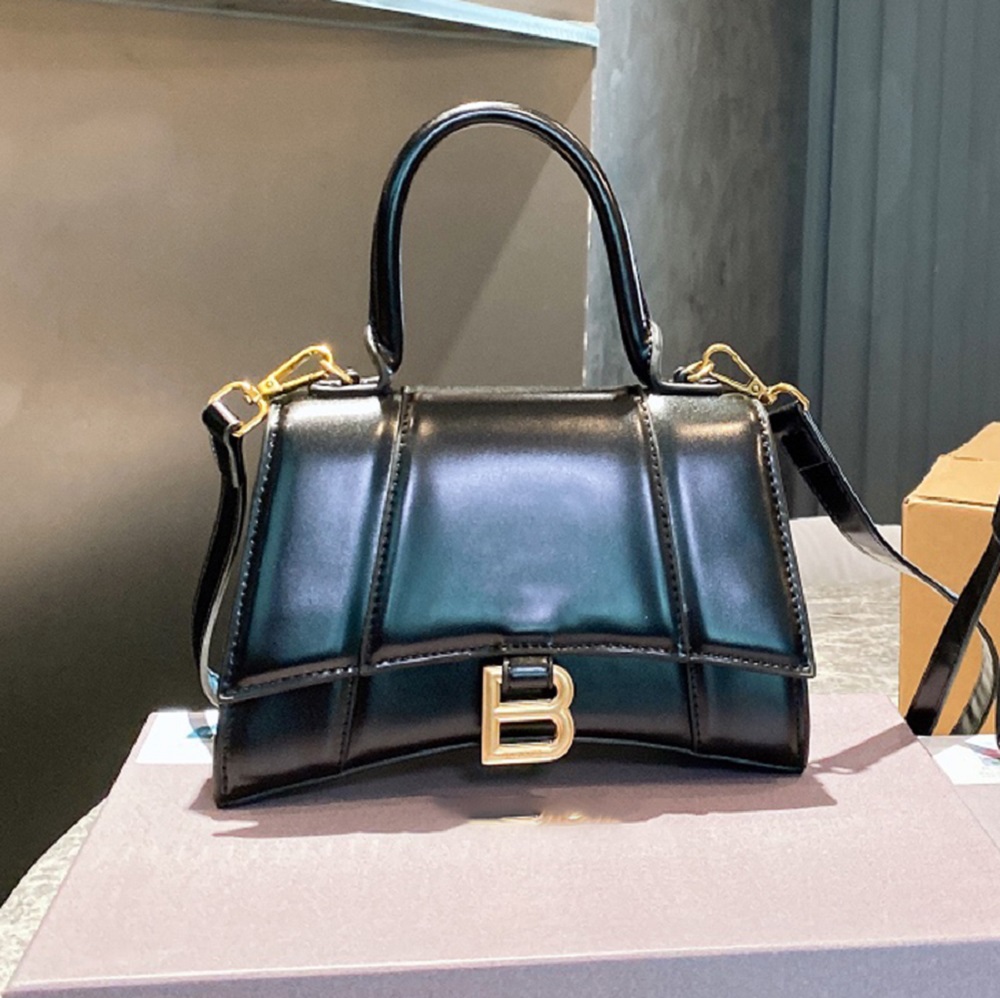 Hot Lady shopping Bags Fashion Handbags Women Totes Shoulder Cross Body Half Moon Luxury Genuine Leather Classic Retro Purse wallets handle square98, 12 
Hot Lady shopping Bags Fashion Handbags Women Totes Shoulder Cross Body Half Moon Luxury Genuine Leather Classic Retro Purse wallets handle square98, 12