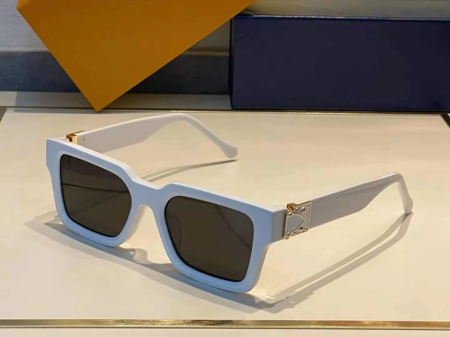 top quality 1413 mens Sunglasses for women men sun glasses fashion style protects eyes UV400 lens with fashionsunglasses5a Eyeglasses
top quality 1413 mens Sunglasses for women men sun glasses fashion style protects eyes UV400 lens with fashionsunglasses5a Eyeglasses