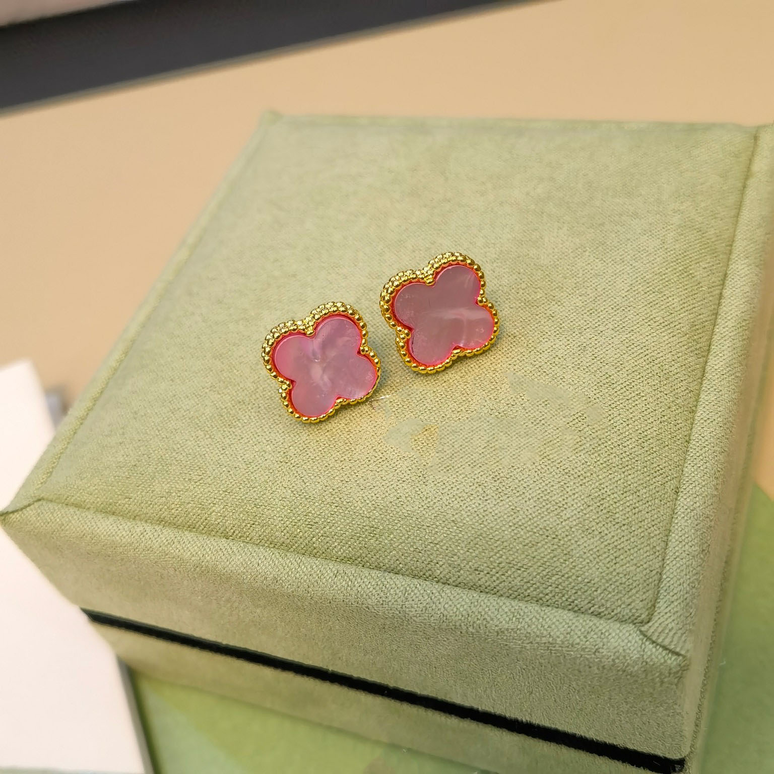 Fashion Copper Brass Stud Earrings Four-leaf Clover Cleef Earrings Womens Fashion 18K Gold Earring Jewelry
Fashion Copper Brass Stud Earrings Four-leaf Clover Cleef Earrings Womens Fashion 18K Gold Earring Jewelry