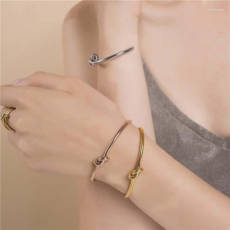 Bangle Fashion Brand Personality Design Knotted Open Round Rose Gold Bracelet For Women Men Trend Christmas Gift Jewelry Raym22
Bangle Fashion Brand Personality Design Knotted Open Round Rose Gold Bracelet For Women Men Trend Christmas Gift Jewelry Raym22