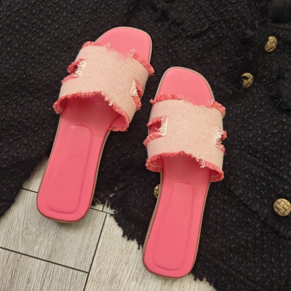 Sandales Fashion Tassel Slippers Sandals Canvas Hollow Out Women Slippers Summer Luxury Flat Slides Ladies Beach Sandal Party Wedding Slipper Home Outer Slider, Brown
Sandales Fashion Tassel Slippers Sandals Canvas Hollow Out Women Slippers Summer Luxury Flat Slides Ladies Beach Sandal Party Wedding Slipper Home Outer Slider, Brown