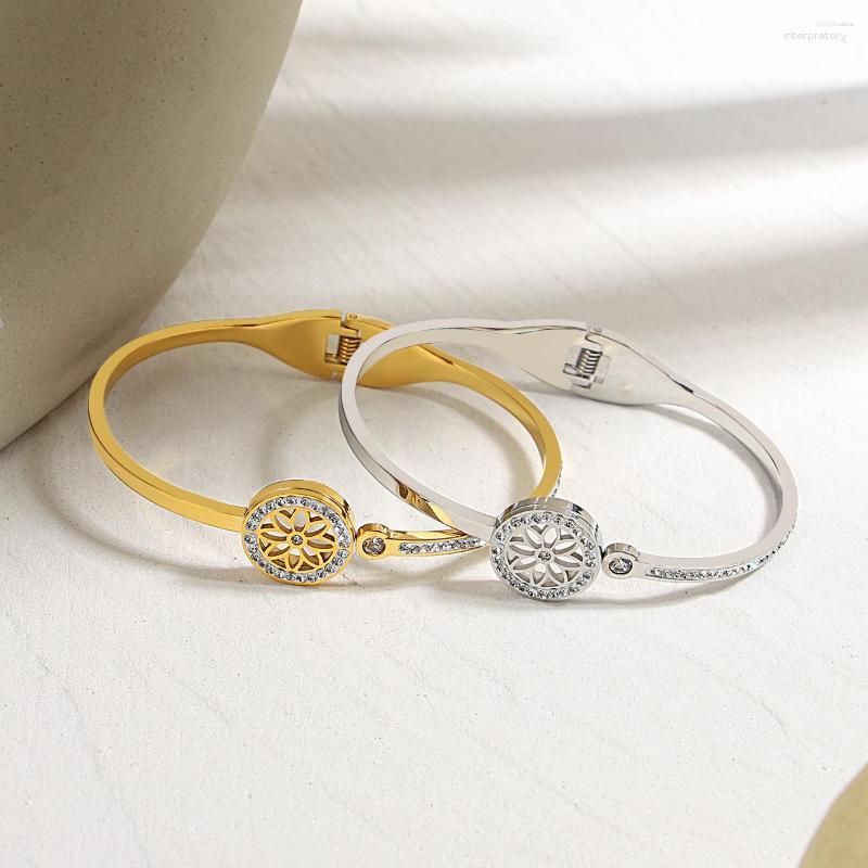 Bangle Greatera Trendy Stainless Steel Rhinestone Hollow Flower Bracelets For Women Gold Silver Color Metal Jewelry 2023
Bangle Greatera Trendy Stainless Steel Rhinestone Hollow Flower Bracelets For Women Gold Silver Color Metal Jewelry 2023