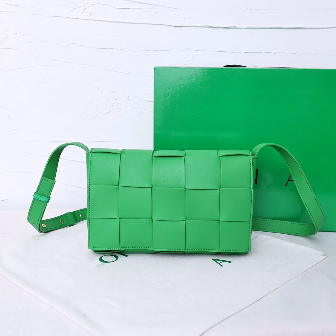 luxurys Fashion Shoulder Bag Crochet Designer Woman Handbag crossbody Purse Genuine Leather cross body chain high grade quality Wallets Card Holders Knitting 23cm, Color 1
luxurys Fashion Shoulder Bag Crochet Designer Woman Handbag crossbody Purse Genuine Leather cross body chain high grade quality Wallets Card Holders Knitting 23cm, Color 1