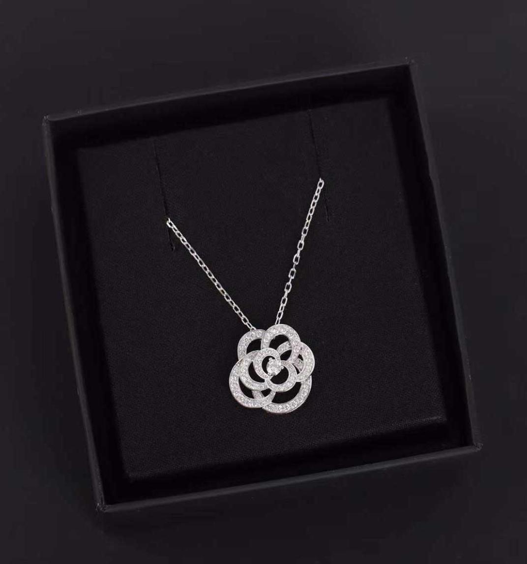 S925 Silver Top quality hollow design flower with diamond for women wedding jewelry gift have box and stamp PS41359370660
S925 Silver Top quality hollow design flower with diamond for women wedding jewelry gift have box and stamp PS41359370660