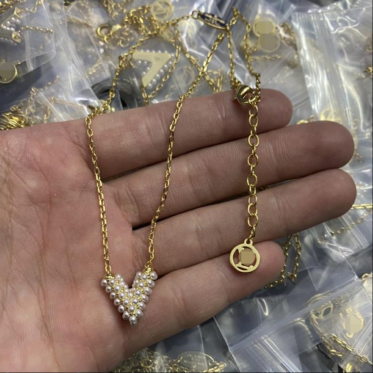 Luxury Brand Pendant Letter Flowers Pendant Necklace Designer Fashion Gold Plate Simple Necklaces Wedding Party Crysatl Woman Jewerlry Necklace VN-0911
Luxury Brand Pendant Letter Flowers Pendant Necklace Designer Fashion Gold Plate Simple Necklaces Wedding Party Crysatl Woman Jewerlry Necklace VN-0911