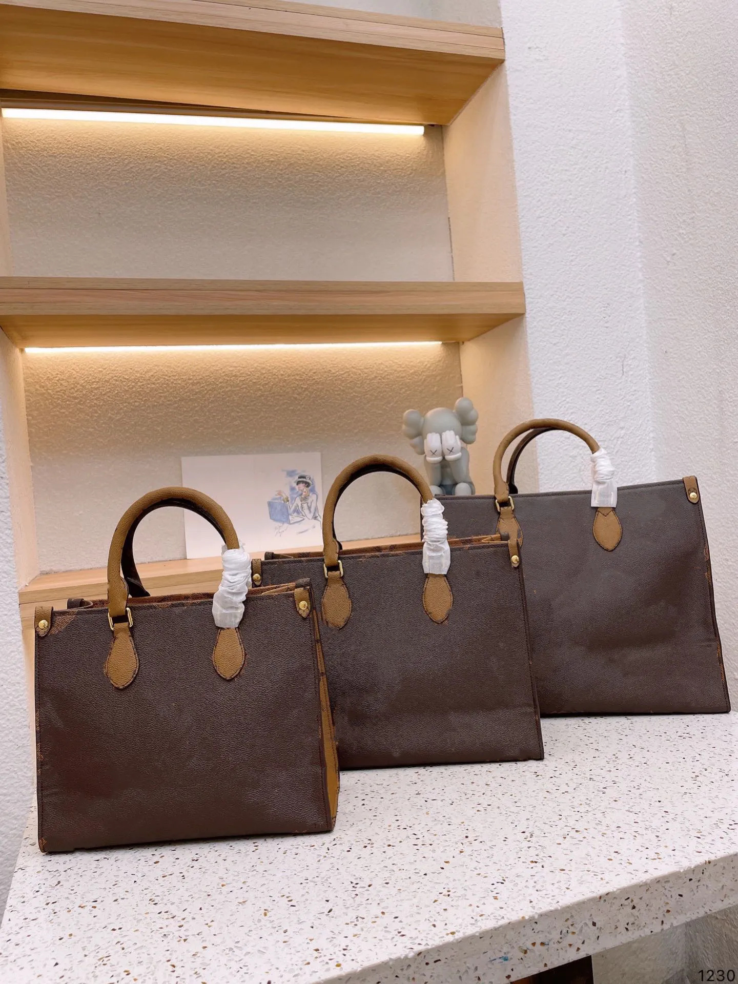 Designer bag woman ON THE GO Tote bags shoulder cross body Bag Embossed Leather Women flower print Ladies Luxury shopping purse handbags beach bags three size, Brown colorful 
Designer bag woman ON THE GO Tote bags shoulder cross body Bag Embossed Leather Women flower print Ladies Luxury shopping purse handbags beach bags three size, Brown colorful