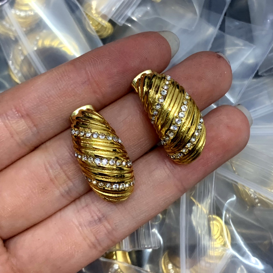 New designed TRIOMPHE Arch love GOLD HOOPE EARRINGS IN BRASS WOMEN EAR STUDS Designer Jewelry CE LINE901177
New designed TRIOMPHE Arch love GOLD HOOPE EARRINGS IN BRASS WOMEN EAR STUDS Designer Jewelry CE LINE901177